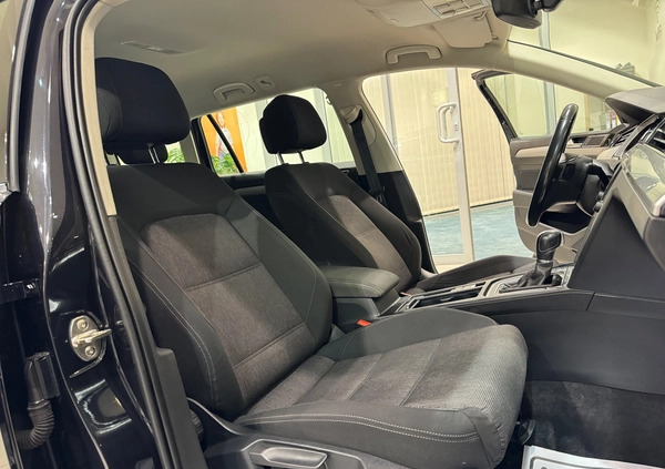 Volkswagen Passat cena 49900 przebieg: 299000, rok produkcji 2016 z Ozimek małe 631